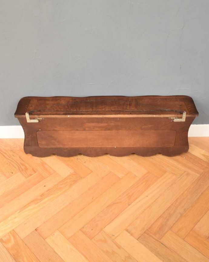 ウォールシェルフ・ウォールハンガー アンティーク家具 フランスで見つけたエレガントなアンティークウォールハンガー(壁付けシェルフ) 。後ろ側を見てみると・・・アンティークは新品ではないので、もちろん経年変化によるキズはありますが、壁への取り付け部分も職人がキレイに修復しました。(j-2390-f)