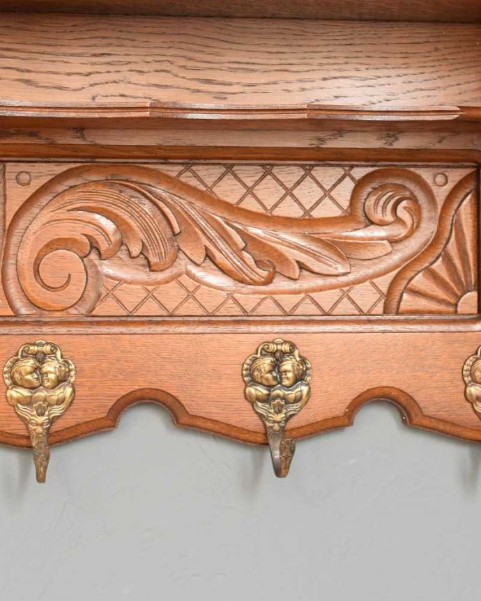 ウォールシェルフ・ウォールハンガー アンティーク家具 フランスで見つけたエレガントなアンティークウォールハンガー(壁付けシェルフ) 。フランスらしい彫りフランスらしさの象徴とも言える、優雅な彫りの装飾。(j-2390-f)