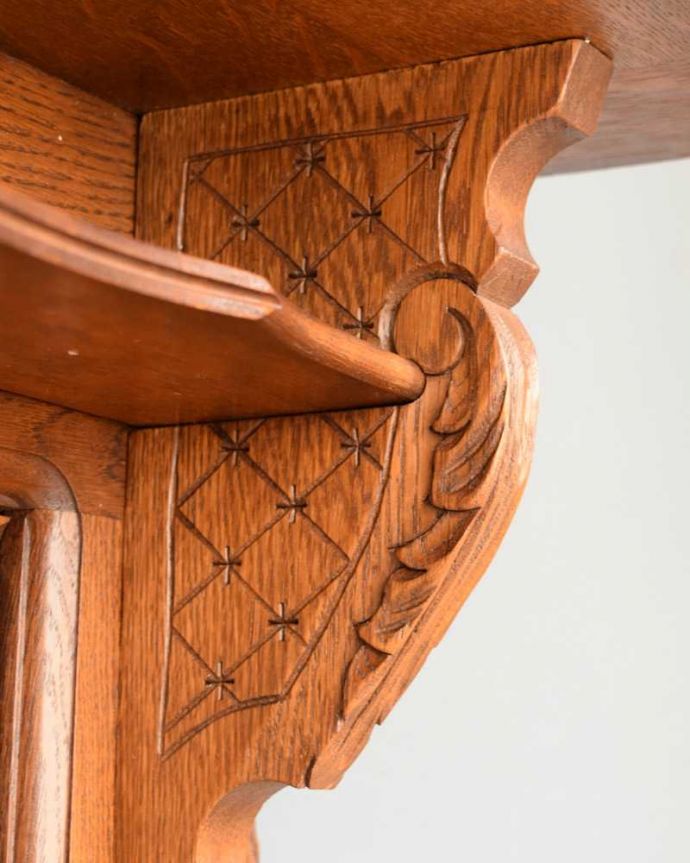 ウォールシェルフ・ウォールハンガー アンティーク家具 フランスで見つけたエレガントなアンティークウォールハンガー(壁付けシェルフ) 。美しい彫にもうっとり…妥協がないフランスらしい美しさを見つけるたびに幸せな気分になります。(j-2390-f)