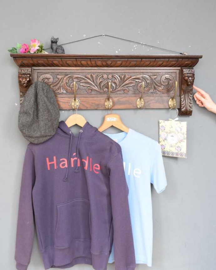 ウォールシェルフ・ウォールハンガー アンティーク家具 ライオンの彫刻がかっこいいフランスのアンティークウォールハンガー(壁付けシェルフ)。壁をオシャレにしてくれる!実用的なアンティークフランスらしい優雅なデザインでおシャレな雰囲気を作ってくれるシェルフ。(j-2391-f)