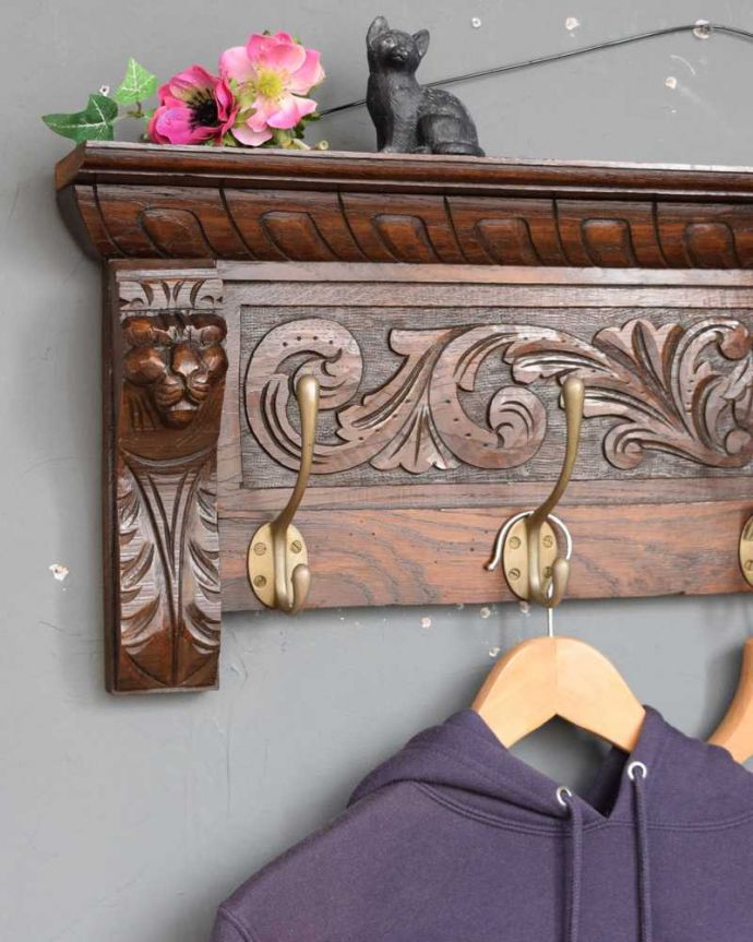 ウォールシェルフ・ウォールハンガー アンティーク家具 ライオンの彫刻がかっこいいフランスのアンティークウォールハンガー(壁付けシェルフ)。壁のオシャレを楽しみましょう空いている壁に取り付けるだけでなんだかワクワクしちゃう可愛らしさ。(j-2391-f)