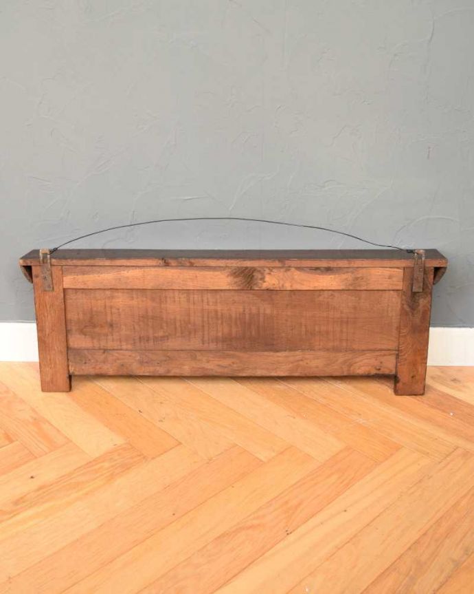 ウォールシェルフ・ウォールハンガー アンティーク家具 ライオンの彫刻がかっこいいフランスのアンティークウォールハンガー(壁付けシェルフ)。後ろ側を見てみると・・・アンティークは新品ではないので、もちろん経年変化によるキズはありますが、壁への取り付け部分も職人がキレイに修復しました。(j-2391-f)