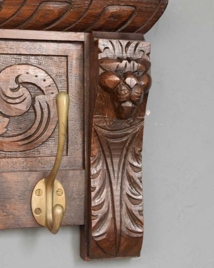 ウォールシェルフ・ウォールハンガー アンティーク家具 ライオンの彫刻がかっこいいフランスのアンティークウォールハンガー(壁付けシェルフ)。フランスらしい彫りフランスらしさの象徴とも言える、優雅な彫りの装飾。(j-2391-f)