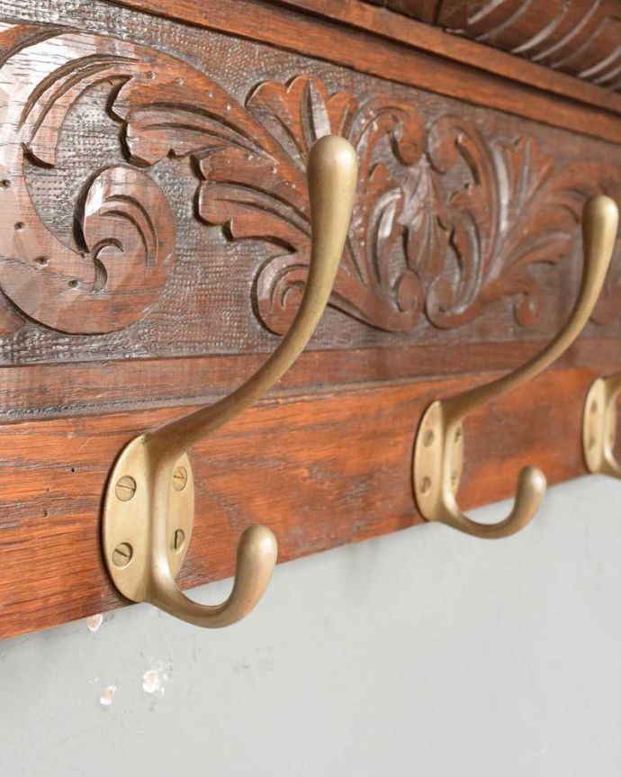 ウォールシェルフ・ウォールハンガー アンティーク家具 ライオンの彫刻がかっこいいフランスのアンティークウォールハンガー(壁付けシェルフ)。いろいろ便利に使える仕掛けオリジナルのフックは形も色もアンティークらしく素敵。(j-2391-f)