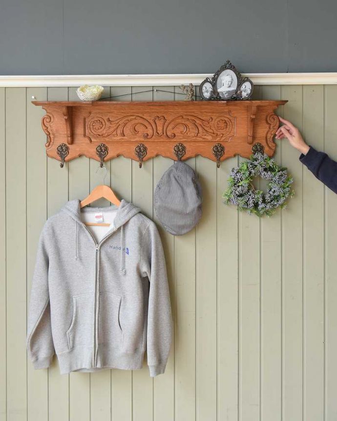 ウォールシェルフ・ウォールハンガー　アンティーク家具　お部屋が華やかになるフランスのアンティークウォールハンガー（壁付けシェルフ）。壁をオシャレにしてくれる！実用的なアンティークフランスらしい優雅なデザインでおシャレな雰囲気を作ってくれるシェルフ。(j-2392-f)