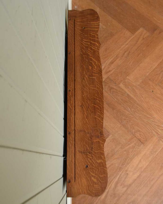 ウォールシェルフ・ウォールハンガー　アンティーク家具　お部屋が華やかになるフランスのアンティークウォールハンガー（壁付けシェルフ）。天板を上から見てみると･･･モノを乗せる天板もアンティーク家具専門の職人がこんな感じできちんと仕上げました。(j-2392-f)