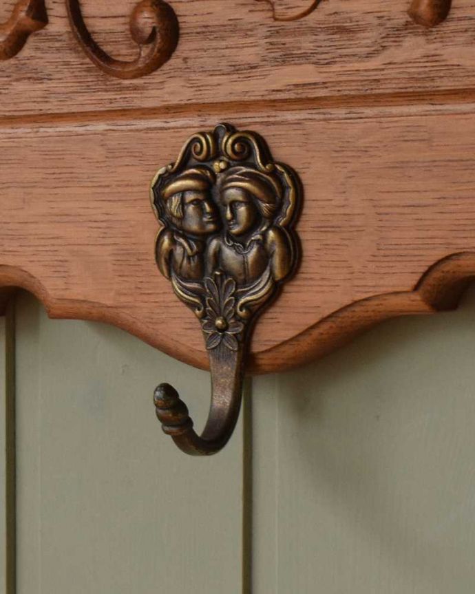 ウォールシェルフ・ウォールハンガー　アンティーク家具　お部屋が華やかになるフランスのアンティークウォールハンガー（壁付けシェルフ）。いろいろ便利に使える仕掛けオリジナルのフックは形も色もアンティークらしく素敵。(j-2392-f)