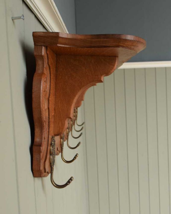 ウォールシェルフ・ウォールハンガー　アンティーク家具　お部屋が華やかになるフランスのアンティークウォールハンガー（壁付けシェルフ）。横から見ても可愛いデザインですもちろん横顔だってフランスらしく可愛いデザイン。(j-2392-f)