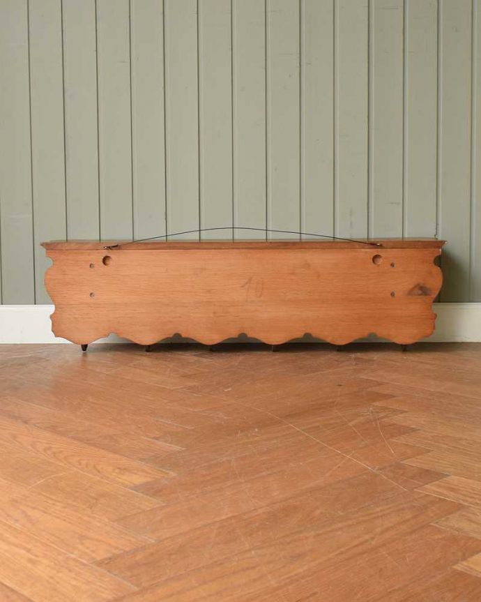 ウォールシェルフ・ウォールハンガー　アンティーク家具　お部屋が華やかになるフランスのアンティークウォールハンガー（壁付けシェルフ）。後ろ側を見てみると･･･アンティークは新品ではないので、もちろん経年変化によるキズはありますが、壁への取り付け部分も職人がキレイに修復しました。(j-2392-f)