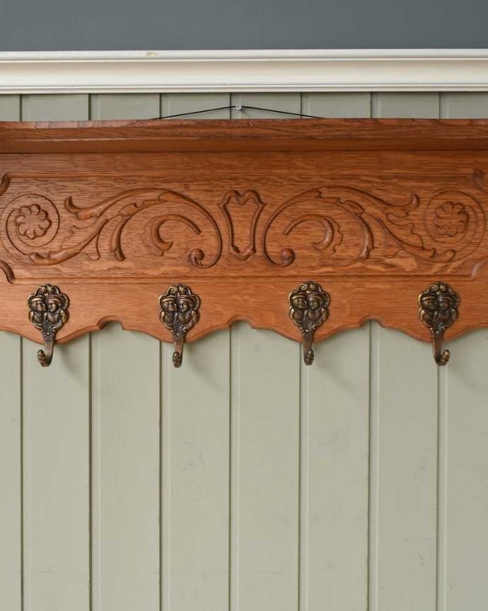 ウォールシェルフ・ウォールハンガー　アンティーク家具　お部屋が華やかになるフランスのアンティークウォールハンガー（壁付けシェルフ）。フランスらしい彫りフランスらしさの象徴とも言える、優雅な彫りの装飾。(j-2392-f)