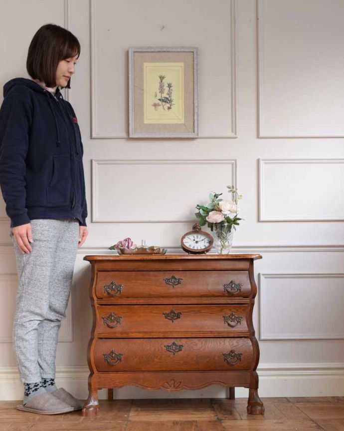 アンティークのチェスト　アンティーク家具　南仏スタイルのアンティークのチェスト、引き出しと扉が両方付いた珍しい家具。美しい曲線美がフランスらしいんです。(j-2393-f)