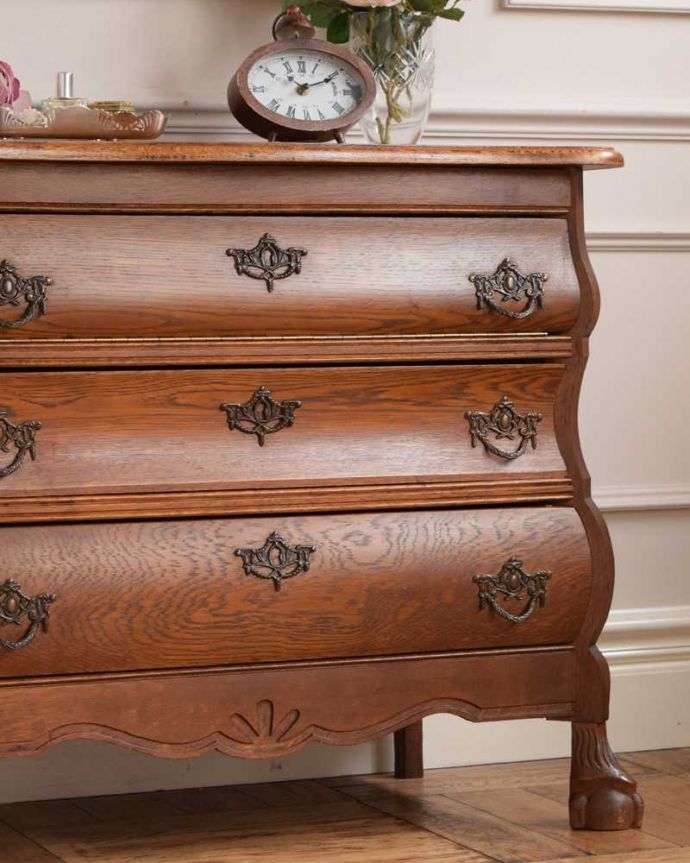 アンティークのチェスト　アンティーク家具　南仏スタイルのアンティークのチェスト、引き出しと扉が両方付いた珍しい家具。「見せる収納」だから、置く場所を選びません！チェストと言ってもデザインがステキだから、収納だけじゃなくて見ても楽しめる家具なんです。(j-2393-f)
