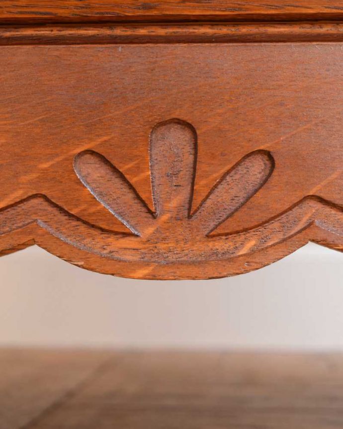 アンティークのチェスト　アンティーク家具　南仏スタイルのアンティークのチェスト、引き出しと扉が両方付いた珍しい家具。フランスらしい彫りフランスらしさの象徴とも言える、優雅な彫りの装飾。(j-2393-f)