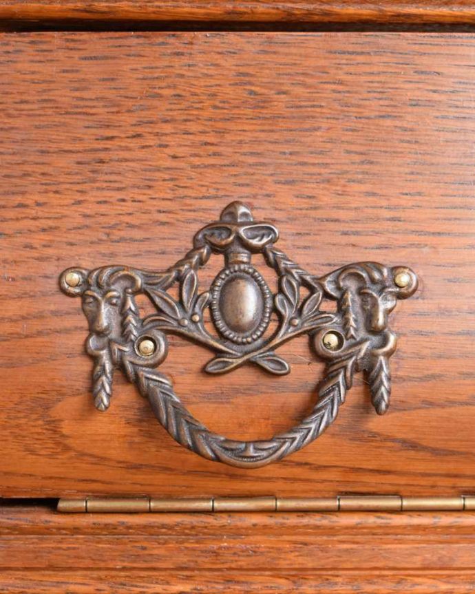 アンティークのチェスト　アンティーク家具　南仏スタイルのアンティークのチェスト、引き出しと扉が両方付いた珍しい家具。開ける度にワクワクする取っ手フランスらしい優雅なデザインは取っ手にも。(j-2393-f)