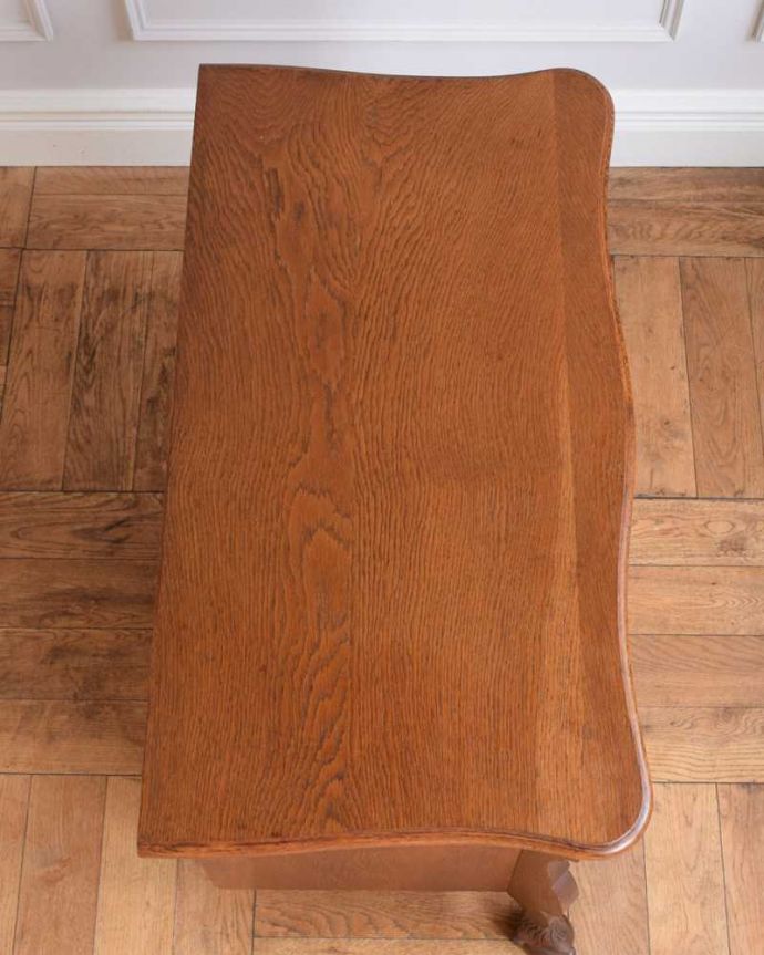 アンティークのチェスト　アンティーク家具　南仏スタイルのアンティークのチェスト、引き出しと扉が両方付いた珍しい家具。何を置こうかな･･･？上から見ると、天板はこんな感じで塗装もキレイに仕上げました。(j-2393-f)