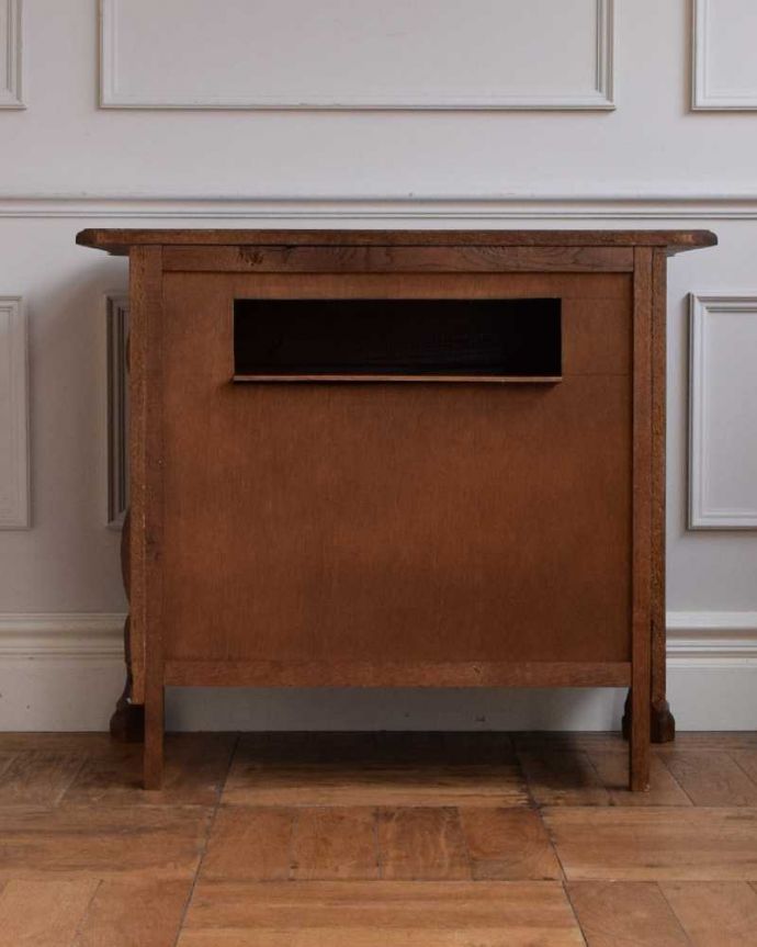 アンティークのチェスト　アンティーク家具　南仏スタイルのアンティークのチェスト、引き出しと扉が両方付いた珍しい家具。修復したので後姿もキレイですアンティークは新品ではないので、もちろん経年変化によるキズはありますが、専門の職人がキレイに修復したので、後ろ姿もキレイです。(j-2393-f)