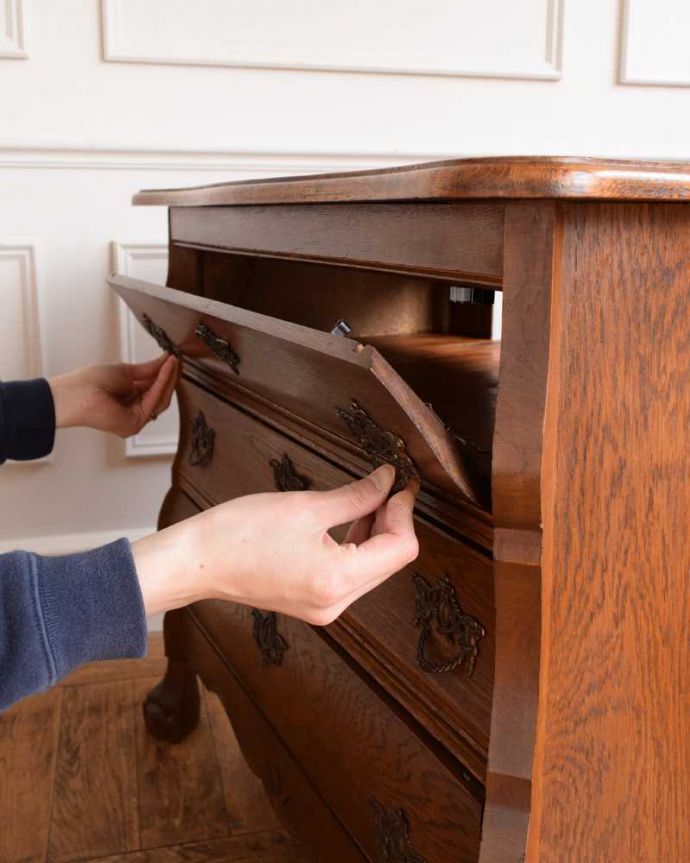 アンティークのチェスト　アンティーク家具　南仏スタイルのアンティークのチェスト、引き出しと扉が両方付いた珍しい家具。なんと！上の段は・・・実はフラップ式の扉になっているんです！中もキレイに仕上げてあります。(j-2393-f)