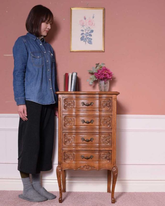 アンティークのチェスト　アンティーク家具　彫りが美しいどこにでも置けるスリムな４段チェスト、フランスから届いたアンティーク家具。フランスらしい優雅なアンティークのチェスト脚の美しい曲線美は、さすがフランスのアンティーク。(j-2394-f)