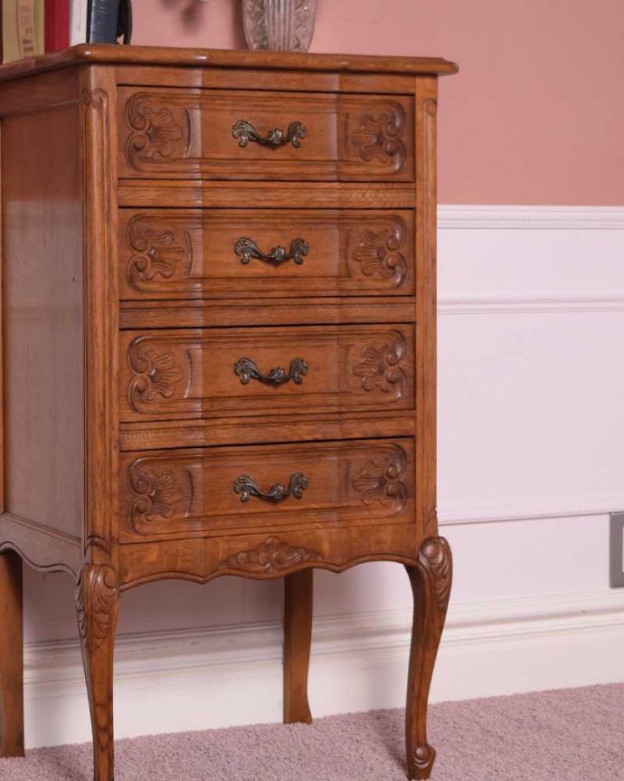アンティークのチェスト　アンティーク家具　彫りが美しいどこにでも置けるスリムな４段チェスト、フランスから届いたアンティーク家具。自慢したくなる美しさやっぱりフランスのチェストは美しい見た目が魅力。(j-2394-f)