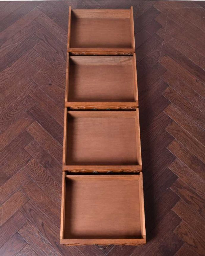 アンティークのチェスト　アンティーク家具　彫りが美しいどこにでも置けるスリムな４段チェスト、フランスから届いたアンティーク家具。引き出しの中もキレイですもちろん引き出しの中も職人がキレイ仕上げました。(j-2394-f)