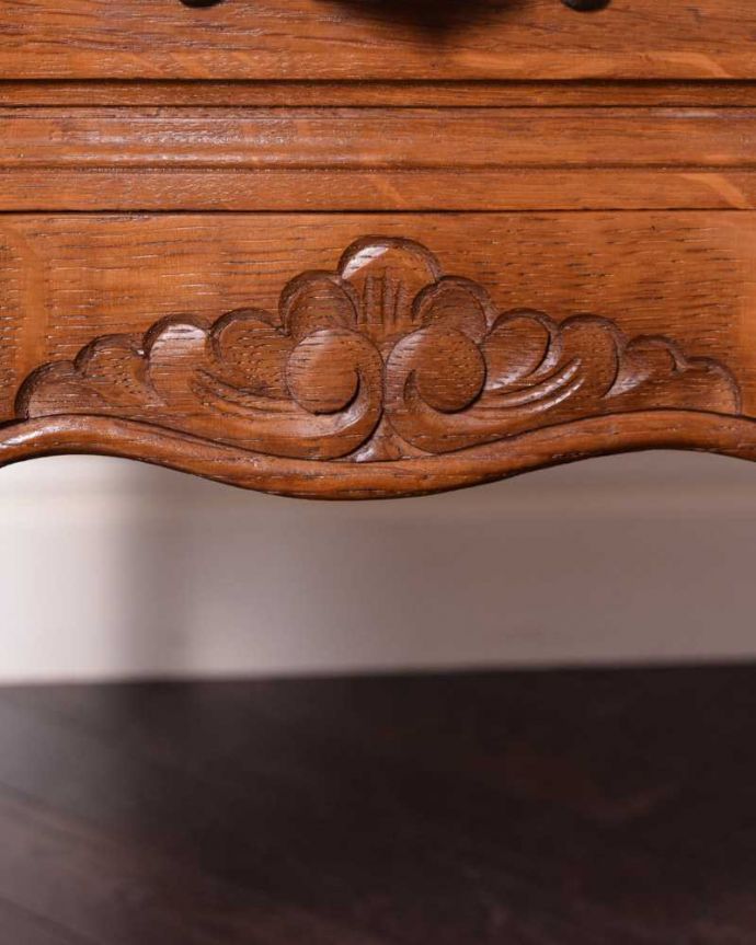 アンティークのチェスト　アンティーク家具　彫りが美しいどこにでも置けるスリムな４段チェスト、フランスから届いたアンティーク家具。フランスらしい彫りフランスらしさの象徴とも言える、優雅な彫りの装飾。(j-2394-f)