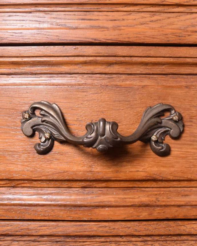 アンティークのチェスト　アンティーク家具　彫りが美しいどこにでも置けるスリムな４段チェスト、フランスから届いたアンティーク家具。開ける度にワクワクする取っ手優雅なデザインの取っ手。(j-2394-f)