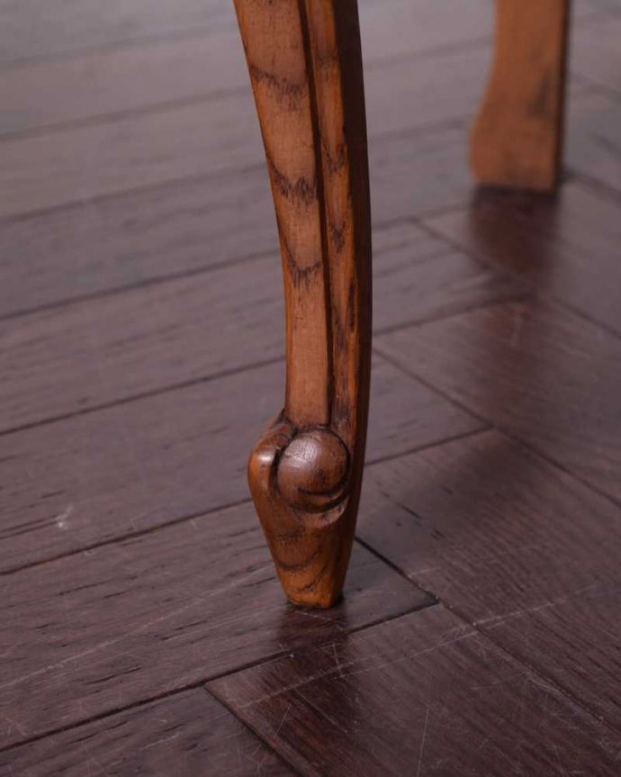 アンティークのチェスト　アンティーク家具　彫りが美しいどこにでも置けるスリムな４段チェスト、フランスから届いたアンティーク家具。女性1人でもラクラク運べますHandleのアンティークは、脚の裏にフェルトキーパーをお付けしています。(j-2394-f)