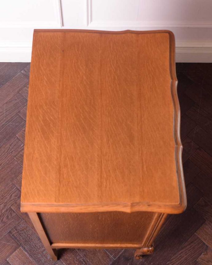 アンティークのチェスト　アンティーク家具　彫りが美しいどこにでも置けるスリムな４段チェスト、フランスから届いたアンティーク家具。何を置いて楽しもうかな・・・天板も修復する際、塗装もキレイに仕上げたので、いろんなものを乗せて楽しんで下さい。(j-2394-f)