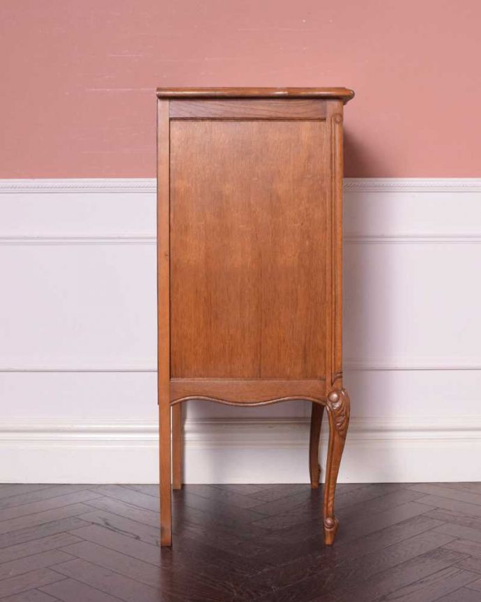アンティークのチェスト　アンティーク家具　彫りが美しいどこにでも置けるスリムな４段チェスト、フランスから届いたアンティーク家具。横から見てもステキもちろん、横顔からもフランスらしい美しさが漂っています。(j-2394-f)