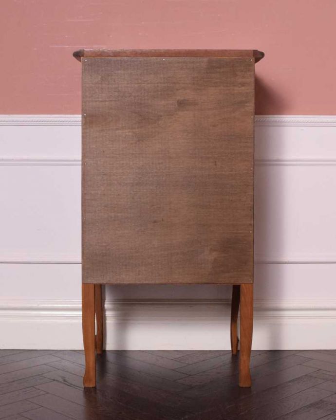 アンティークのチェスト　アンティーク家具　彫りが美しいどこにでも置けるスリムな４段チェスト、フランスから届いたアンティーク家具。後ろ姿にも気を使ってますアンティークは新品ではないので、経年変化によるキズはありますが、専門の職人がお直しをしたので、後ろ姿もキレイです。(j-2394-f)