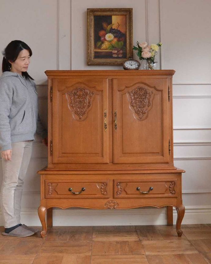 アンティークのキャビネット　アンティーク家具　豪華な彫りが美しいキャビネット、ラグジュアリーなフランスのアンティーク家具 。美しく優雅な雰囲気が漂うフランスらしいキャビネット誰が見ても女性らしいフォルムと美しい彫が自慢のキャビネット。(j-2395-f)