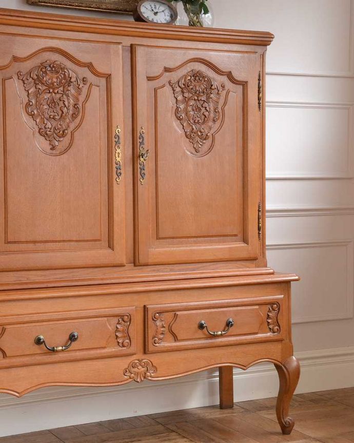 アンティークのキャビネット　アンティーク家具　豪華な彫りが美しいキャビネット、ラグジュアリーなフランスのアンティーク家具 。扉にはフランスらしく美しい彫真っ先に目に飛び込んでくる扉に施された彫はずっと眺めていたいくらいの美しさ。(j-2395-f)