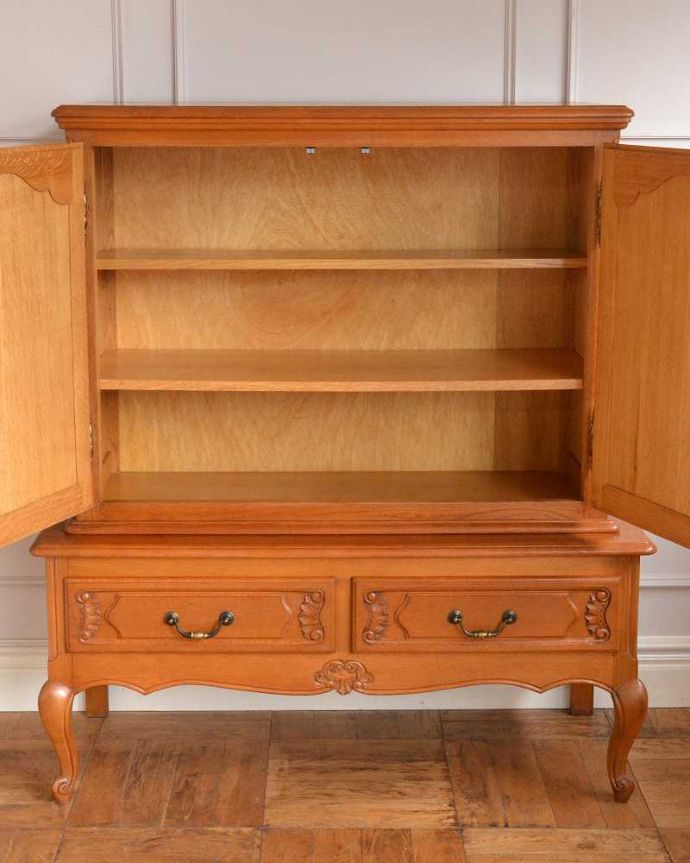 アンティークのキャビネット　アンティーク家具　豪華な彫りが美しいキャビネット、ラグジュアリーなフランスのアンティーク家具 。扉を開けて中を見ると･･･もちろん見た目だけではありません。(j-2395-f)