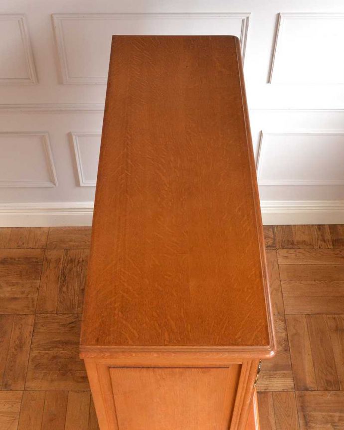 アンティークのキャビネット　アンティーク家具　豪華な彫りが美しいキャビネット、ラグジュアリーなフランスのアンティーク家具 。上から見てみると･･･もちろん、上から見てもキレイです。(j-2395-f)