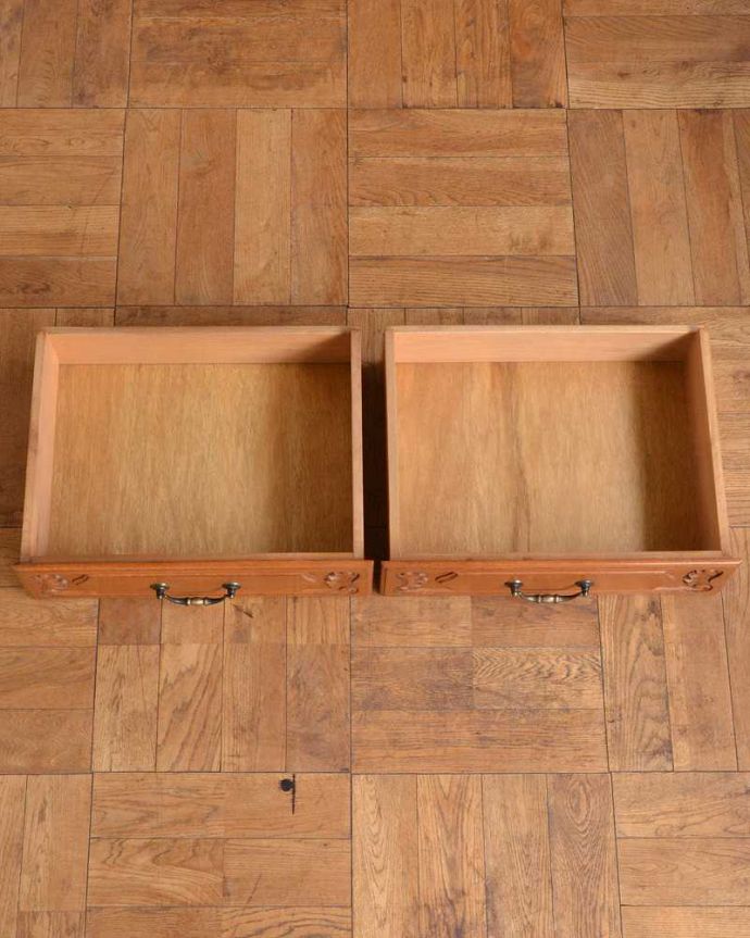 アンティークのキャビネット　アンティーク家具　豪華な彫りが美しいキャビネット、ラグジュアリーなフランスのアンティーク家具 。引き出しの中も、何を入れてもOKです。(j-2395-f)