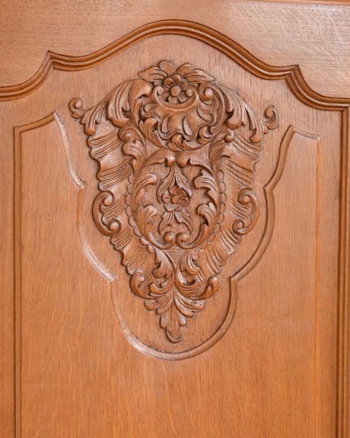 アンティークのキャビネット　アンティーク家具　豪華な彫りが美しいキャビネット、ラグジュアリーなフランスのアンティーク家具 。じっくり選んできました買い付けの時、納得するまで探し続けた彫のデザイン。(j-2395-f)