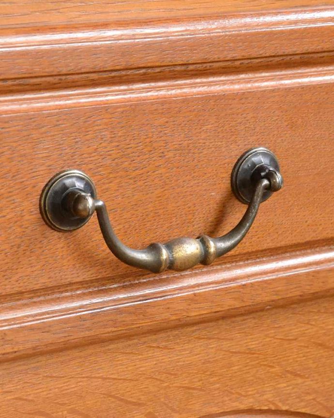 アンティークのキャビネット　アンティーク家具　豪華な彫りが美しいキャビネット、ラグジュアリーなフランスのアンティーク家具 。優雅な雰囲気漂う曲線の取っ手。(j-2395-f)