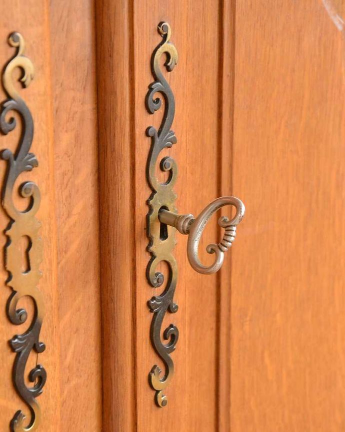 アンティークのキャビネット　アンティーク家具　豪華な彫りが美しいキャビネット、ラグジュアリーなフランスのアンティーク家具 。開ける度にワクワクする取っ手鍵を回して開けてください。(j-2395-f)