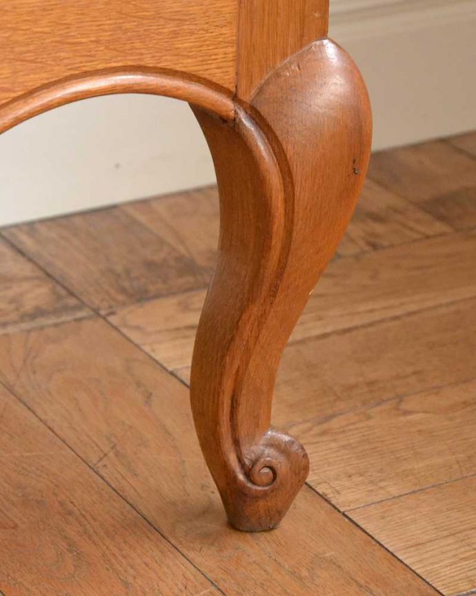 アンティークのキャビネット　アンティーク家具　豪華な彫りが美しいキャビネット、ラグジュアリーなフランスのアンティーク家具 。女性１人でもラクに運べちゃうヒミツHandleのアンティークは、脚の裏にフェルトキーパーをお付けしているので、床を滑らせれば女性でも移動がカンタンです！。(j-2395-f)