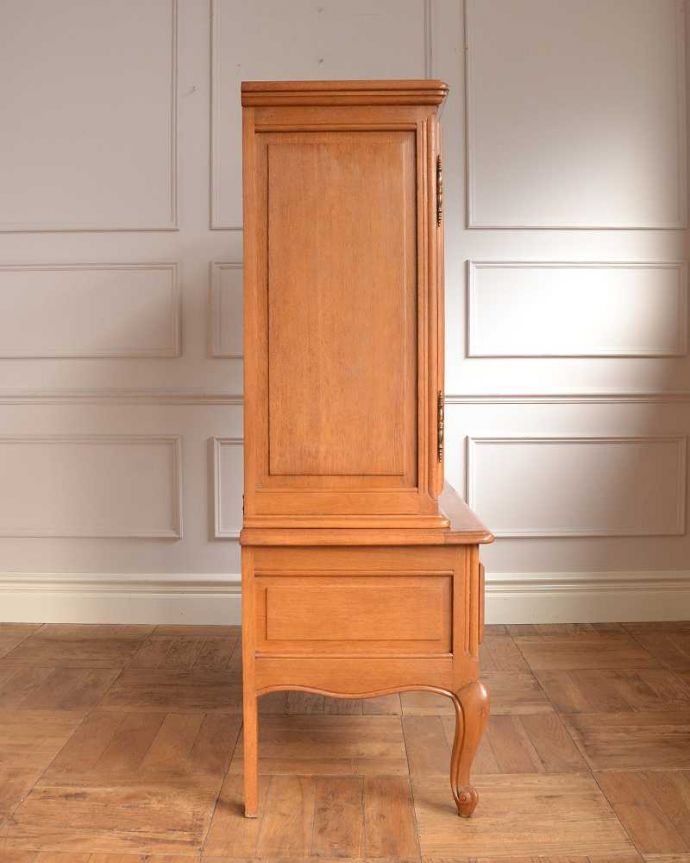 アンティークのキャビネット　アンティーク家具　豪華な彫りが美しいキャビネット、ラグジュアリーなフランスのアンティーク家具 。横顔だって･･･どこから見られても美しいことを意識して、正面だけじゃなく横から見ても美しいんです。(j-2395-f)