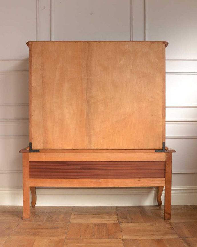 アンティークのキャビネット　アンティーク家具　豪華な彫りが美しいキャビネット、ラグジュアリーなフランスのアンティーク家具 。実は後ろ姿も見て欲しい･･･アンティークは新品ではないので、もちろん経年変化によるキズはありますが、専門の職人がお直しをしているので後ろ姿にまで自信アリです。(j-2395-f)