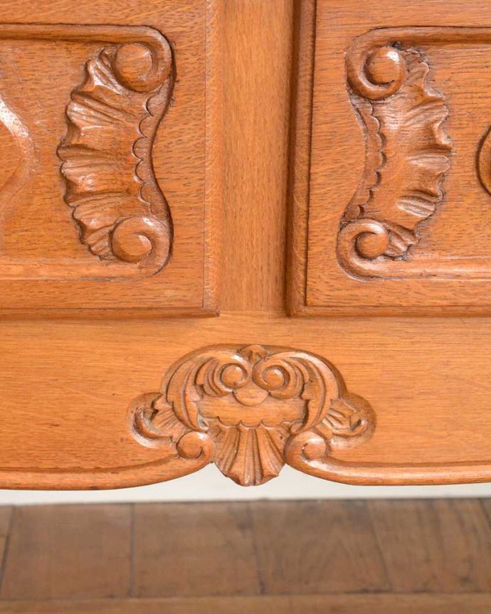 アンティークのキャビネット　アンティーク家具　豪華な彫りが美しいキャビネット、ラグジュアリーなフランスのアンティーク家具 。フランスらしい彫りフランスらしさの象徴とも言える、優雅な彫りの装飾。(j-2395-f)