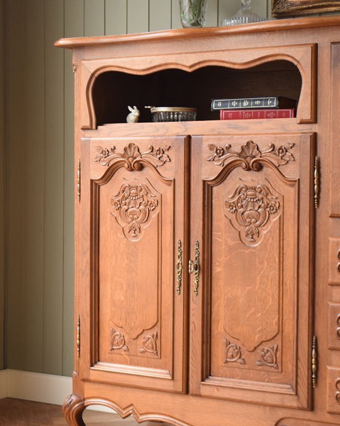 サイドボード アンティーク家具 フランスらしい優雅なデザイン、こだわってデザインされたアンティークのキャビネット。うっとりしちゃう彫の美しさ眺めているだけで幸せになっちゃうフランスらしい優雅な彫。(j-2396-f)