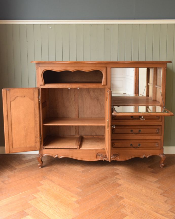 サイドボード アンティーク家具 フランスらしい優雅なデザイン、こだわってデザインされたアンティークのキャビネット。扉を開けて中を見ると・・・職人が修復して、扉の中もこんな感じでキレイに仕上げました。(j-2396-f)