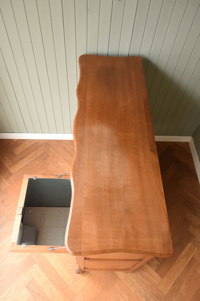 サイドボード　アンティーク家具　フランスらしい優雅なデザイン、こだわってデザインされたアンティークのキャビネット。上から見てみると･･･天板もこんな感じで修復の際、キレイに仕上げました。(j-2396-f)