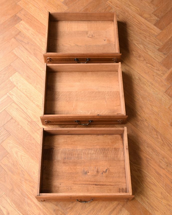 サイドボード アンティーク家具 フランスらしい優雅なデザイン、こだわってデザインされたアンティークのキャビネット。いろんなものを入れて使って下さいもちろん引き出しの中も職人がキレイにしました。(j-2396-f)