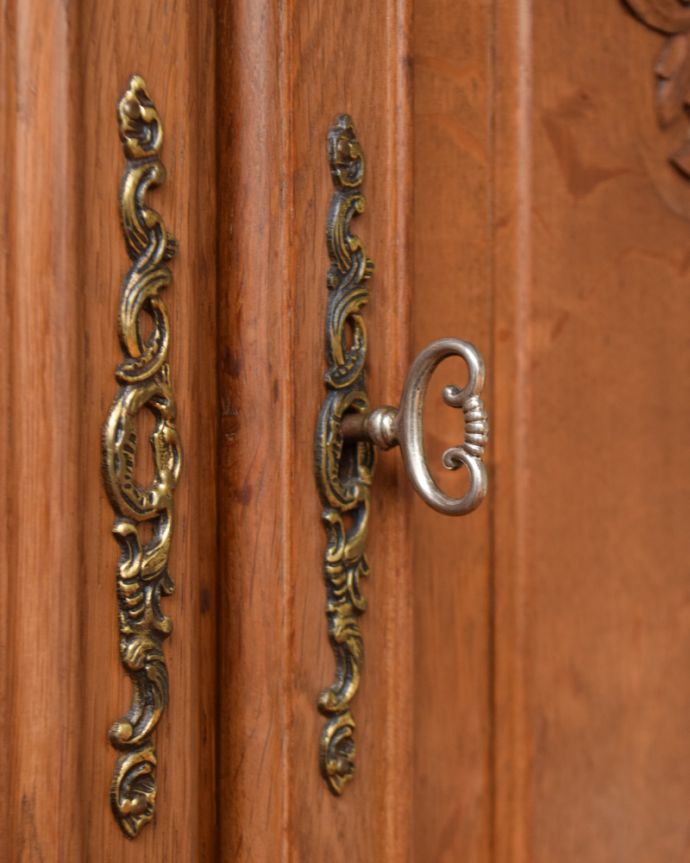 サイドボード アンティーク家具 フランスらしい優雅なデザイン、こだわってデザインされたアンティークのキャビネット。開ける度にワクワクする取っ手取っ手だけを見ても、フランスらしい凝った装飾なんです。(j-2396-f)