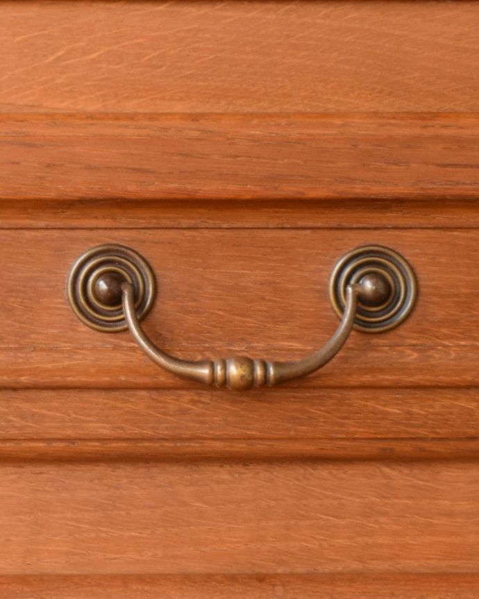 サイドボード アンティーク家具 フランスらしい優雅なデザイン、こだわってデザインされたアンティークのキャビネット。あらゆる部分にこだわりが引き出し部分にはハンドルタイプの取っ手。(j-2396-f)