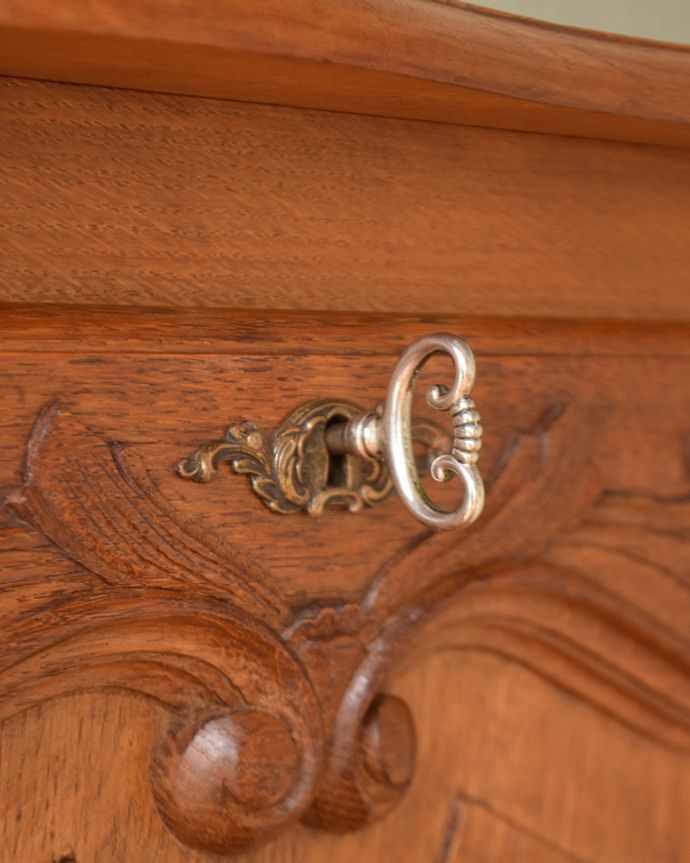 サイドボード アンティーク家具 フランスらしい優雅なデザイン、こだわってデザインされたアンティークのキャビネット。小さなパーツにもこだわりがおとぎ話から出てきたような可愛いアンティークの鍵で開け閉め出来ます。(j-2396-f)