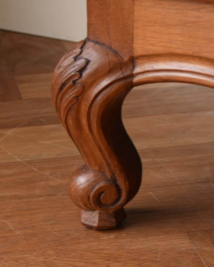 サイドボード アンティーク家具 フランスらしい優雅なデザイン、こだわってデザインされたアンティークのキャビネット。女性1人でもラクに運べちゃうヒミツHandleのアンティークは、脚の裏にフェルトキーパーをお付けしているので、床を滑らせれば女性でも移動がカンタンに出来ます!ご安心下さい。(j-2396-f)